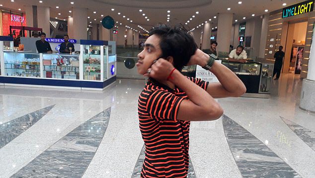 мальчик сова, человек сова, может поворачивать голову на 180 градусов, поворачивает голову на 180 градусов видео