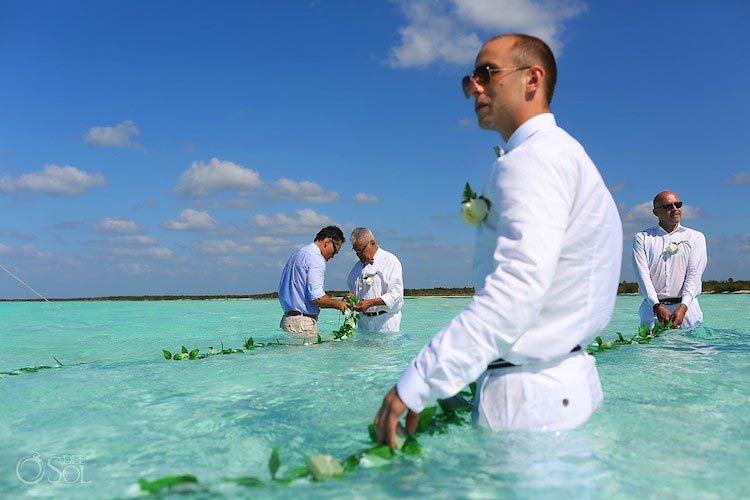 свадьба посреди океана, свадьба по пояс в воде