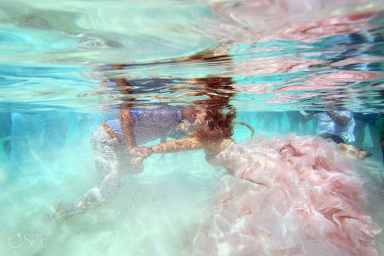 свадьба посреди океана, свадьба по пояс в воде