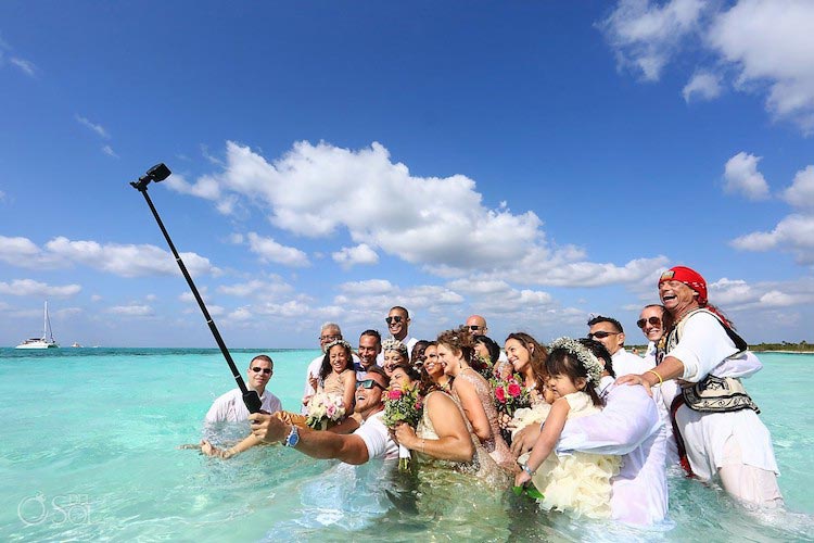 свадьба посреди океана, свадьба по пояс в воде