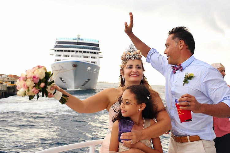 свадьба посреди океана, свадьба по пояс в воде