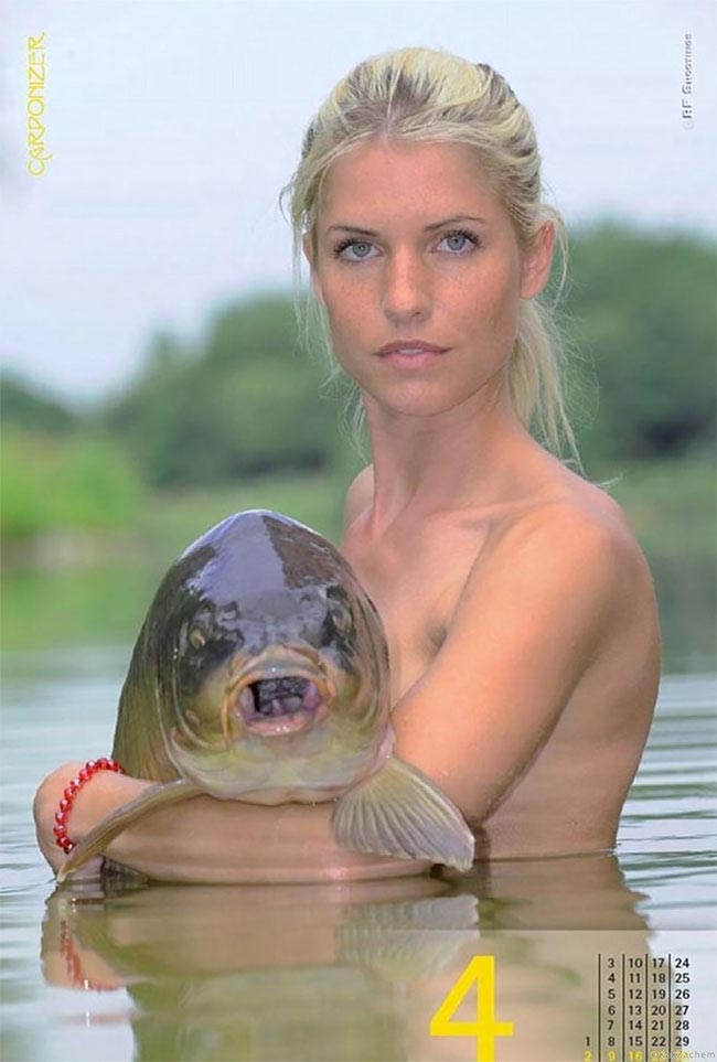 Carponizer, девушки и карпы, девушки держат карпов