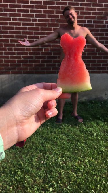 Платья из арбуза — освежающий летний тренд, захлестнувший соцсети платья из арбуза, watermelon dress, одежда из арбуза