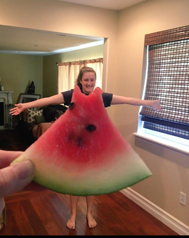 Платья из арбуза — освежающий летний тренд, захлестнувший соцсети платья из арбуза, watermelon dress, одежда из арбуза