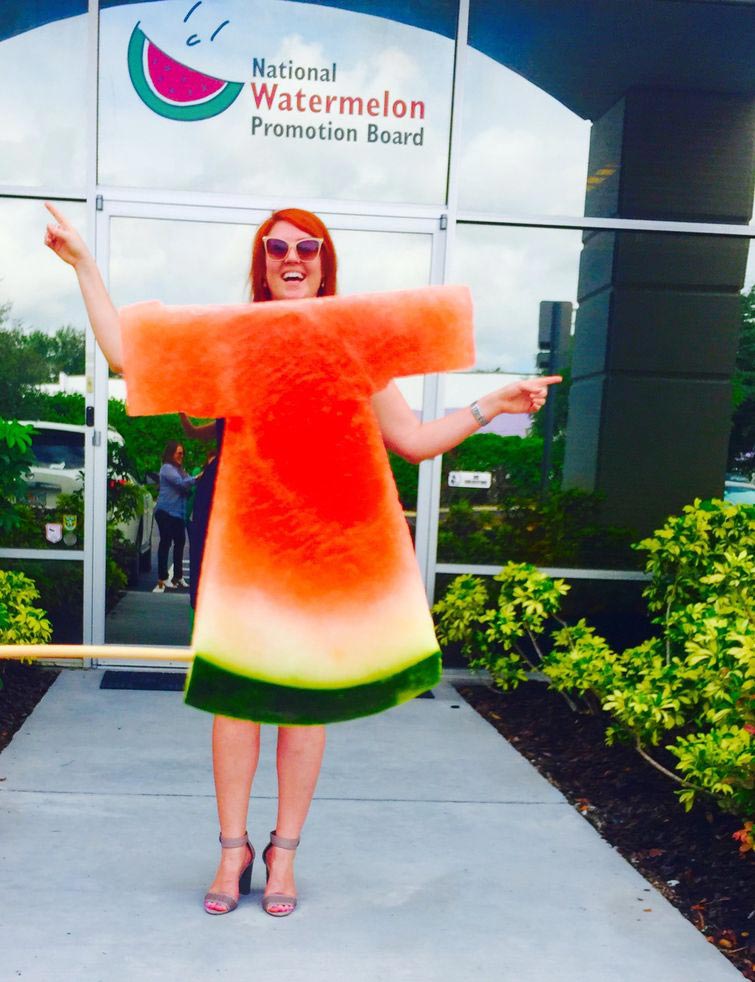 Платья из арбуза — освежающий летний тренд, захлестнувший соцсети платья из арбуза, watermelon dress, одежда из арбуза