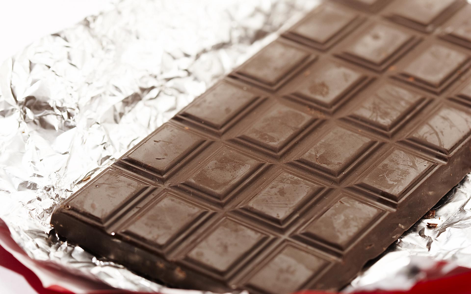 Шоколад с белым налётом, откуда берётся белый налёт на шоколаде, вредно ли есть шоколад с белым налётом