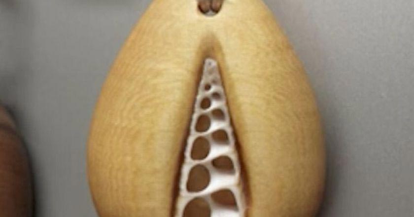 девушка носила обручальное кольцо за год до предложения, спрятал кольцо в подвеске, тайник в подвеске кольцо