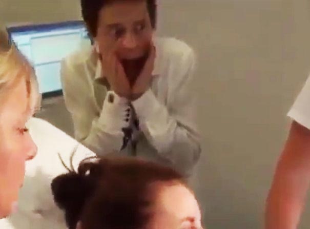 парень наблюдающий за родами, лицо парня роды жены