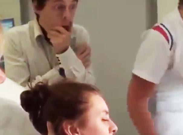 парень наблюдающий за родами, лицо парня роды жены