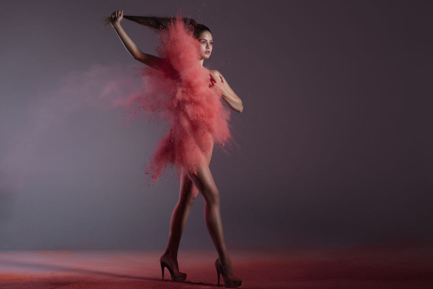 Обнажённые модели одетые в песок и воду, Асида Турава и Радослав Редзиковский