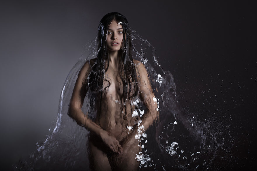 Обнажённые модели одетые в песок и воду, Асида Турава и Радослав Редзиковский