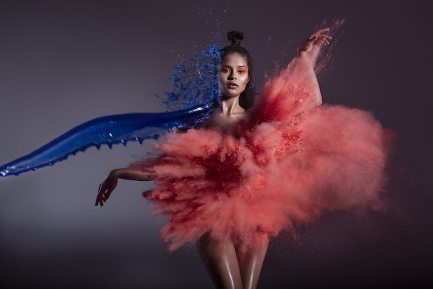 Обнажённые модели одетые в песок и воду, Асида Турава и Радослав Редзиковский