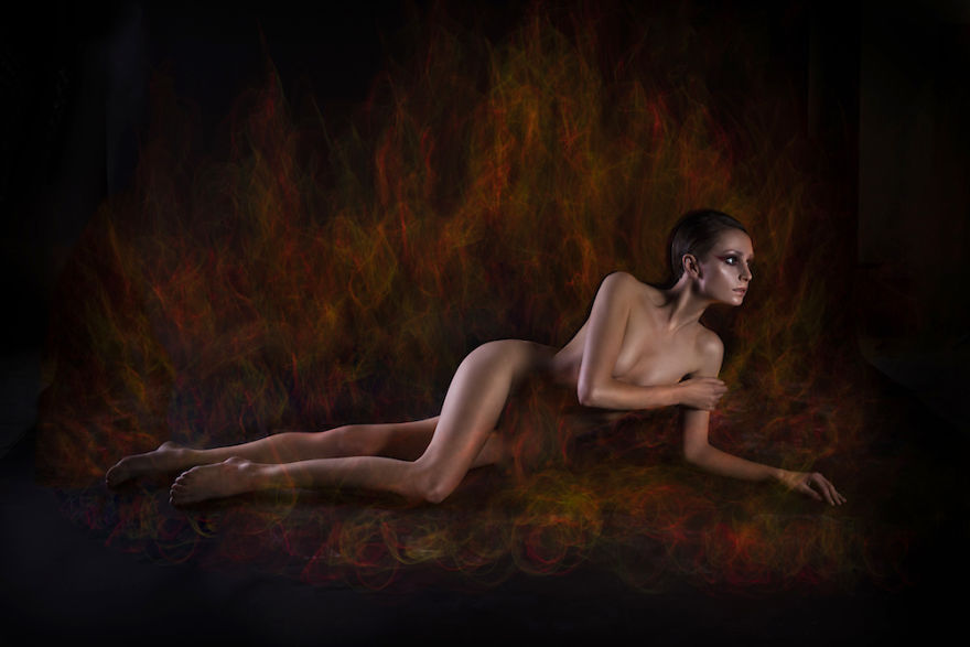 Обнажённые модели одетые в песок и воду, Асида Турава и Радослав Редзиковский