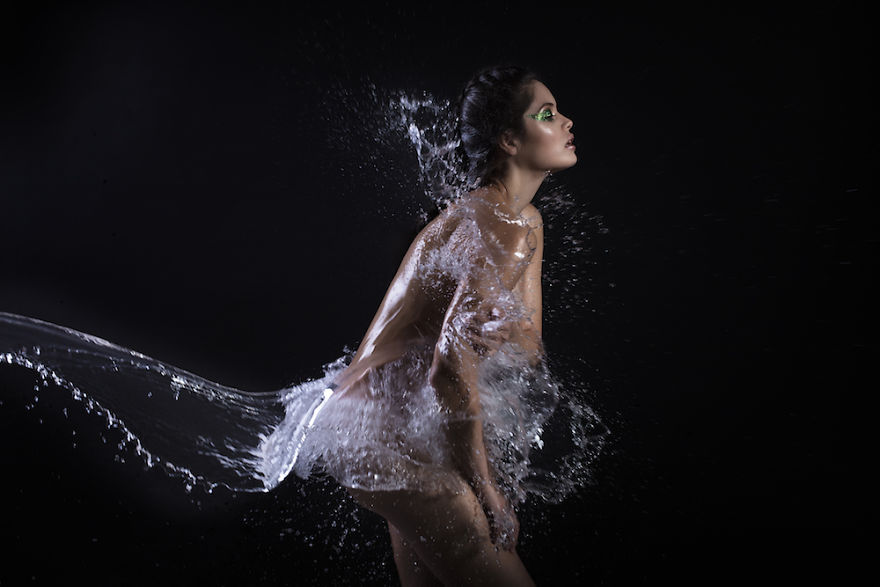 Обнажённые модели одетые в песок и воду, Асида Турава и Радослав Редзиковский