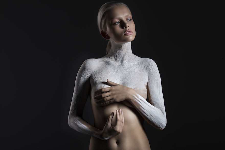 Обнажённые модели одетые в песок и воду, Асида Турава и Радослав Редзиковский