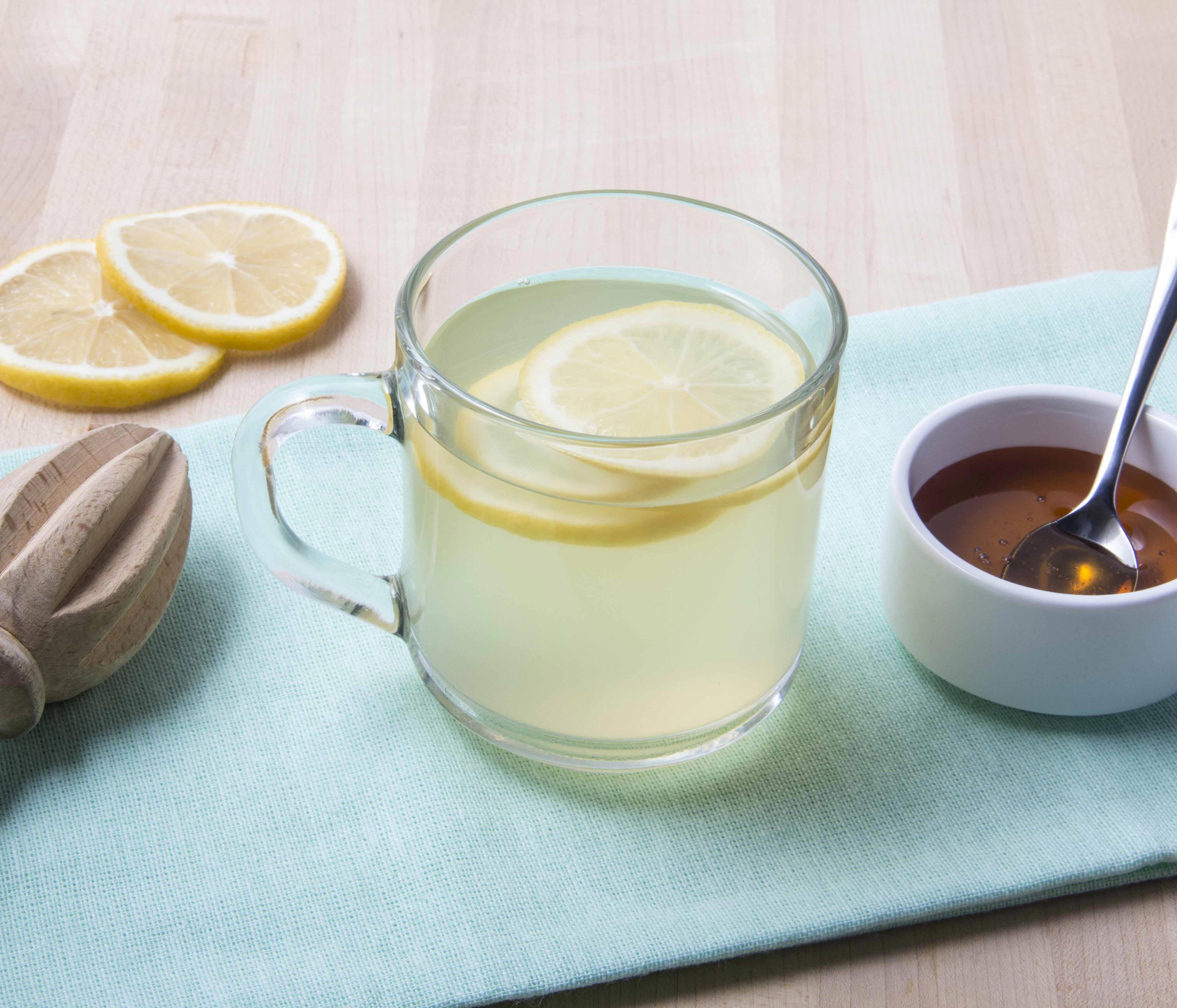 Что будет если пить воду с медом. Вода с лимоном и медом. Медовая вода с лимоном. Стакан воды с медом. Вода с медом.