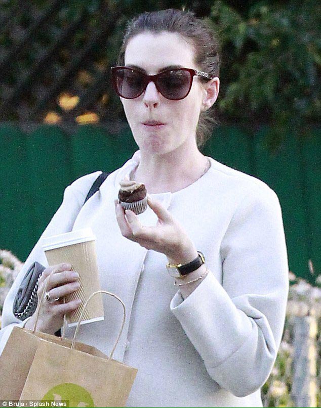 Энн Хэтэуэй, Смешное лицо Энн Хэтэуэй, Энн Хэтэуэй съела все кексы, Энн Хэтэуэй съела все кексики