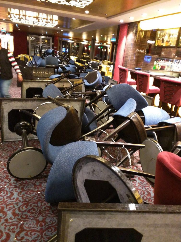 Тревожное видео, показывающее как выглядят 9-метровые волны в шторм изнутри круизного лайнера 9-метровые волны изнутри лайнера, шторм изнутри лайнера, Anthem of the Seas