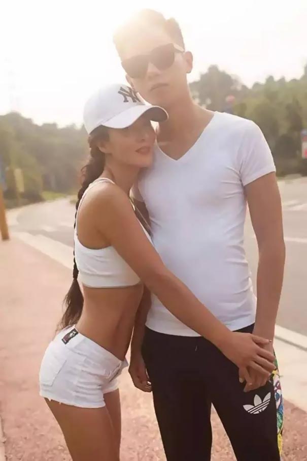 Эта 50-летняя мама выглядит настолько молодо, что все думают, что она девушка её сына мам путают с девушкой сына, Лю Елин, Liu Yelin, мама выглядит так молодо путают с девушкой сына, выглядит молодо в 50 лет