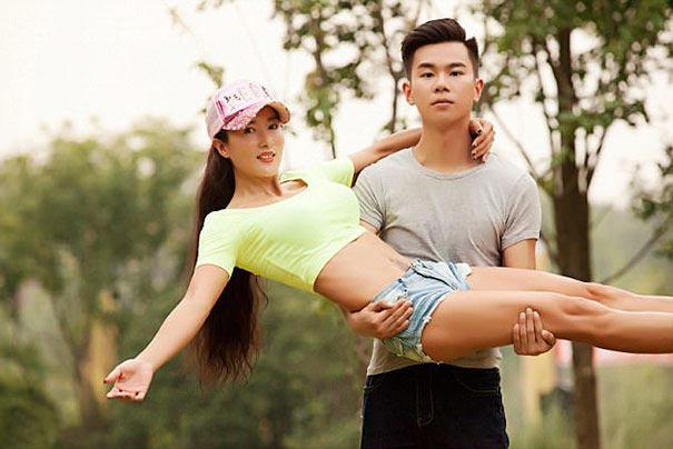 Эта 50-летняя мама выглядит настолько молодо, что все думают, что она девушка её сына мам путают с девушкой сына, Лю Елин, Liu Yelin, мама выглядит так молодо путают с девушкой сына, выглядит молодо в 50 лет