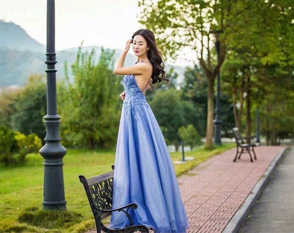 Эта 50-летняя мама выглядит настолько молодо, что все думают, что она девушка её сына мам путают с девушкой сына, Лю Елин, Liu Yelin, мама выглядит так молодо путают с девушкой сына, выглядит молодо в 50 лет