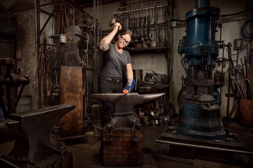 женщины за тяжёлой работой, женщины за мужской работой, Крис Крисман