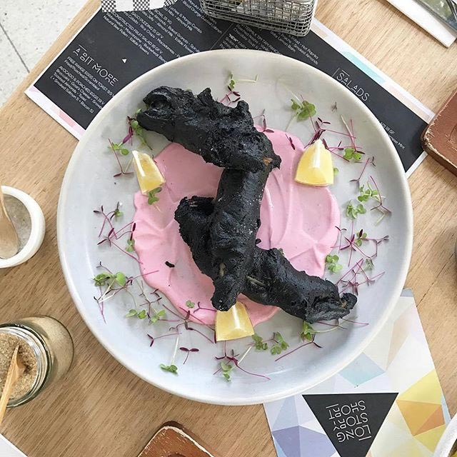 Нет, это не какашки, и это действительно можно есть рыба и чипсы с активированным углём, activated charcoal fish and chips, еда с активированным углём