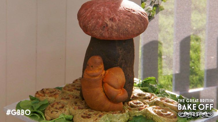 Пенис или улитка? Участник передачи о выпечке заставил судей биться в истерике пенис или улитка, хлеб в виде пениса, хлеб в форме пениса, улитка, похожая на пенис