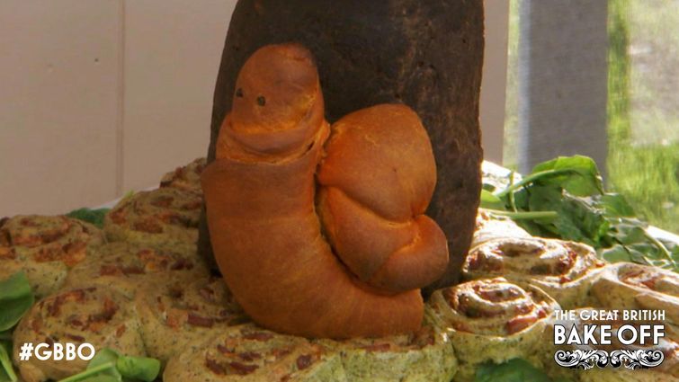 Пенис или улитка? Участник передачи о выпечке заставил судей биться в истерике пенис или улитка, хлеб в виде пениса, хлеб в форме пениса, улитка, похожая на пенис