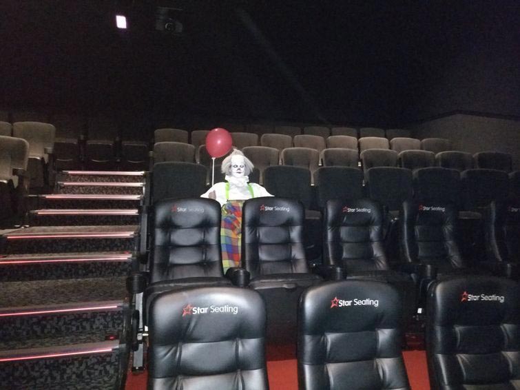 Парень первым пришёл на сеанс нового фильма «ОНО» и увидел этого ужасного клоуна страшный клоун ОНО, увидел клоуна ОНО, пришёл в кинотеатр увидел клоуна, увидел клоуна в кинотеатре ОНО