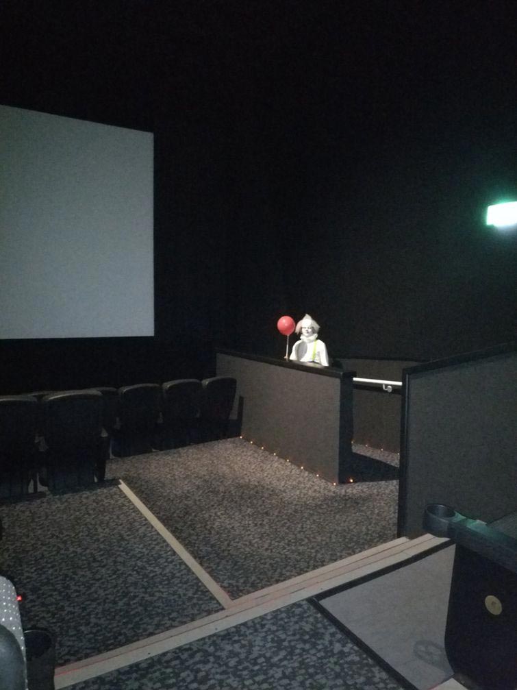 Парень первым пришёл на сеанс нового фильма «ОНО» и увидел этого ужасного клоуна страшный клоун ОНО, увидел клоуна ОНО, пришёл в кинотеатр увидел клоуна, увидел клоуна в кинотеатре ОНО