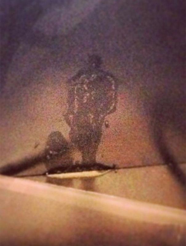 пятна от жидкости, пятно похожее на, пятна похожие на нечто другое