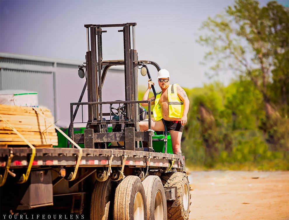 Техасский рабочий устроил полуголую фотосессию на лесопилке для своей жены, чтобы показать как ей повезло техасский рабочий сексуальная фотосессия, сексуальная фотосессия на лесопилке, рабочий в сексуальной фотосессии