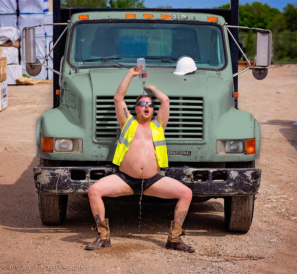 Техасский рабочий устроил полуголую фотосессию на лесопилке для своей жены, чтобы показать как ей повезло техасский рабочий сексуальная фотосессия, сексуальная фотосессия на лесопилке, рабочий в сексуальной фотосессии