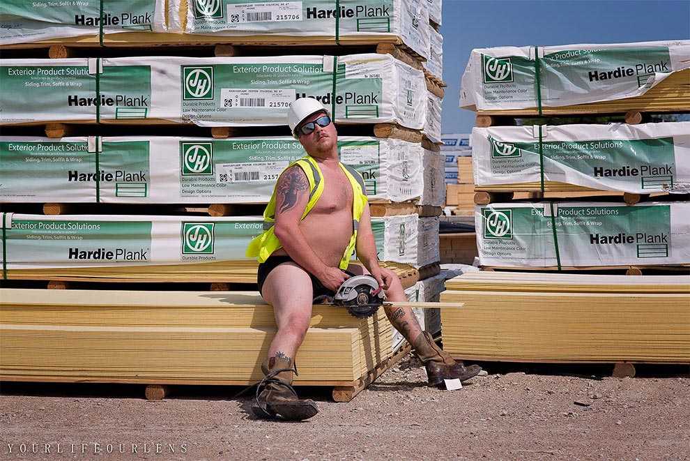 Техасский рабочий устроил полуголую фотосессию на лесопилке для своей жены, чтобы показать как ей повезло техасский рабочий сексуальная фотосессия, сексуальная фотосессия на лесопилке, рабочий в сексуальной фотосессии