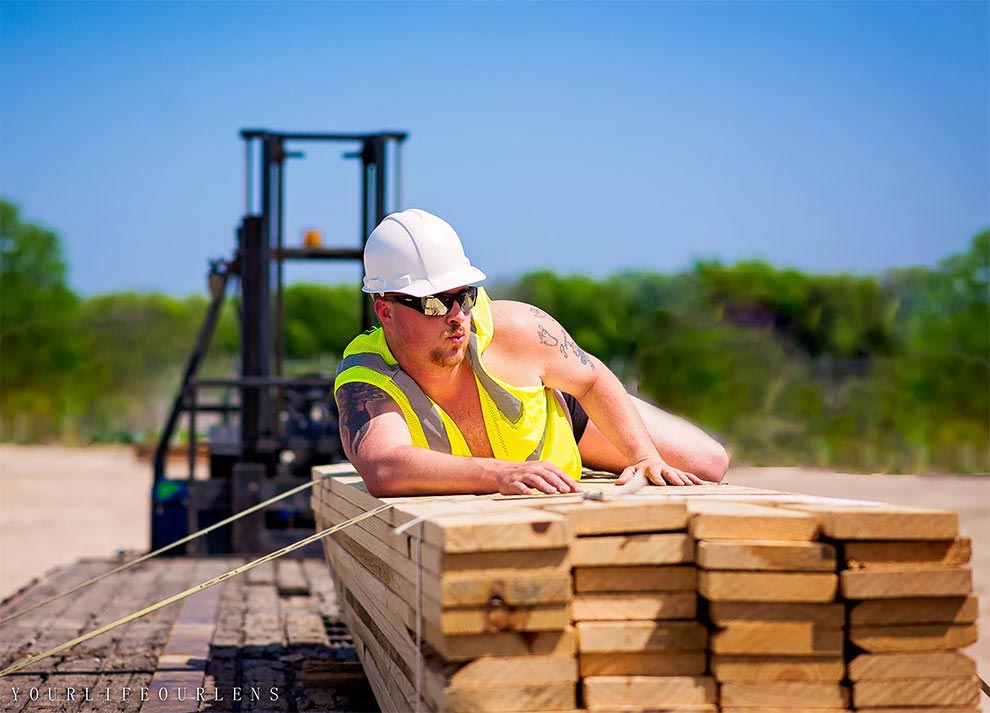 Техасский рабочий устроил полуголую фотосессию на лесопилке для своей жены, чтобы показать как ей повезло техасский рабочий сексуальная фотосессия, сексуальная фотосессия на лесопилке, рабочий в сексуальной фотосессии