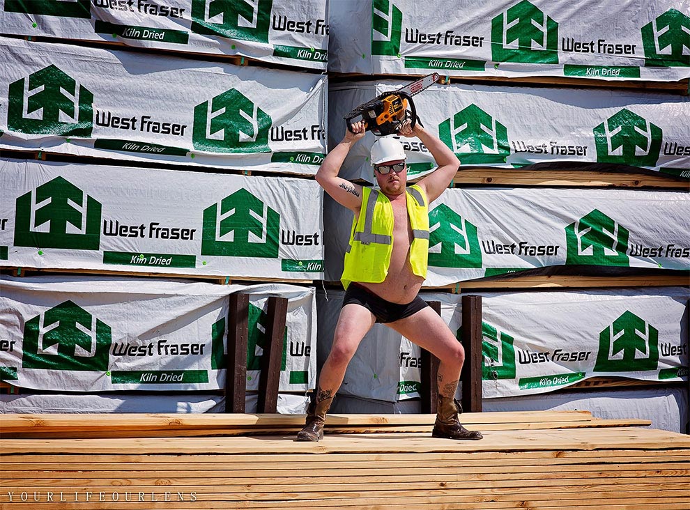 Техасский рабочий устроил полуголую фотосессию на лесопилке для своей жены, чтобы показать как ей повезло техасский рабочий сексуальная фотосессия, сексуальная фотосессия на лесопилке, рабочий в сексуальной фотосессии