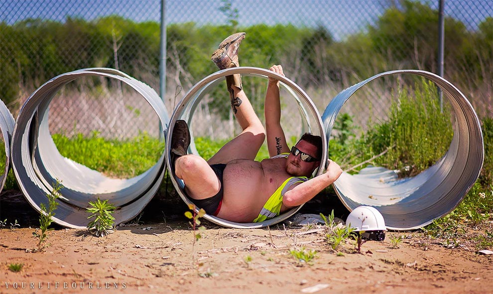 Техасский рабочий устроил полуголую фотосессию на лесопилке для своей жены, чтобы показать как ей повезло техасский рабочий сексуальная фотосессия, сексуальная фотосессия на лесопилке, рабочий в сексуальной фотосессии