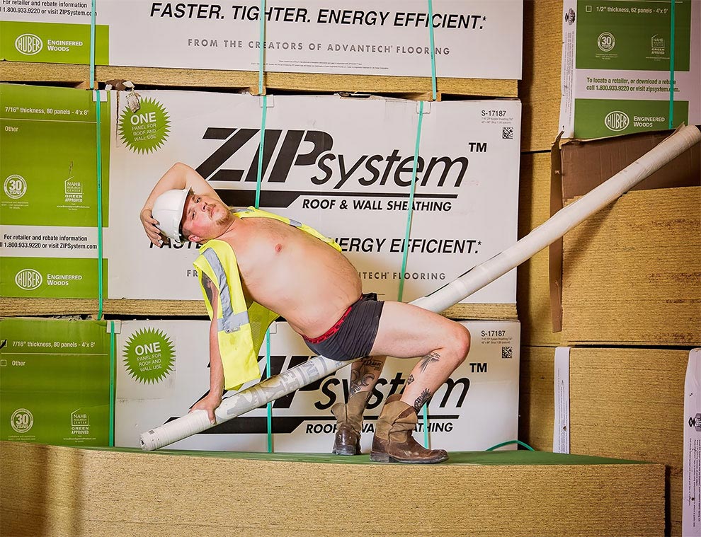 Техасский рабочий устроил полуголую фотосессию на лесопилке для своей жены, чтобы показать как ей повезло техасский рабочий сексуальная фотосессия, сексуальная фотосессия на лесопилке, рабочий в сексуальной фотосессии