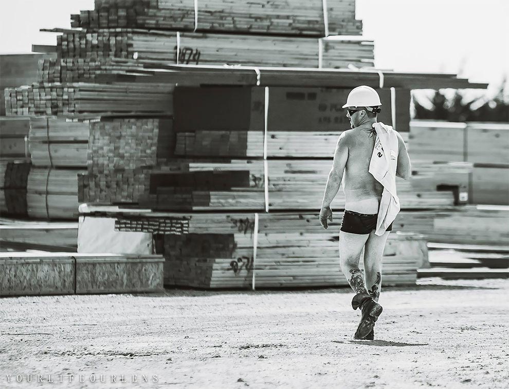 Техасский рабочий устроил полуголую фотосессию на лесопилке для своей жены, чтобы показать как ей повезло техасский рабочий сексуальная фотосессия, сексуальная фотосессия на лесопилке, рабочий в сексуальной фотосессии