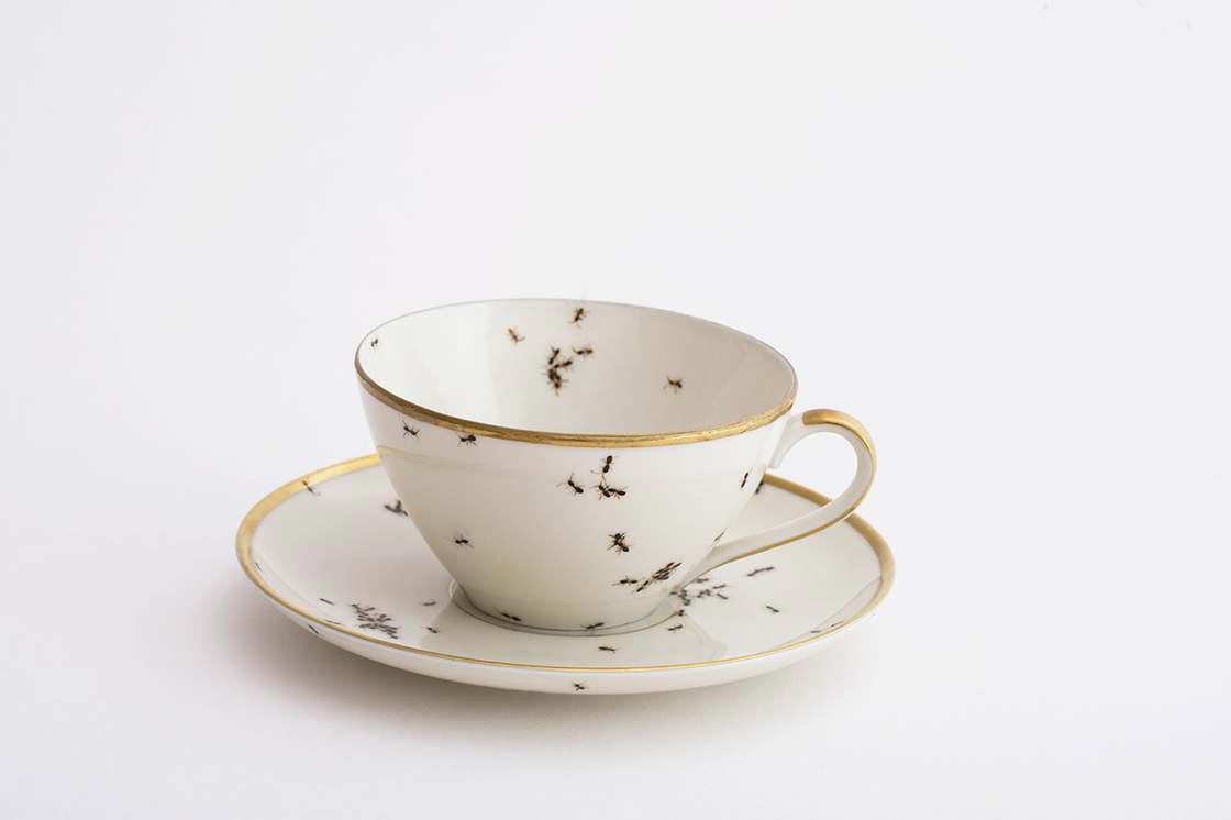 посуда с реалистичными муравьями, муравьи нарисованные на посуде