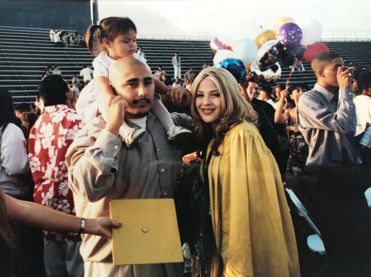 воссоздала фото на выпускном её мамы, воссоздала выпускную фотографию мамы