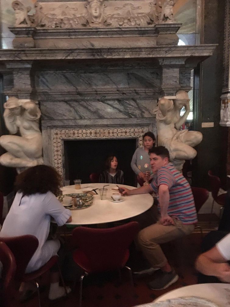 кормила грудью в музее, сотрудники музея попросили перестать кормить грудью, прикрыть грудь во время кормления