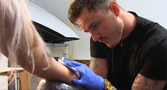 Девушка хотела перекрыть свои шрамы татуировками но все мастера отказывали ей,  Ифа Ловетт, Aoife Lovett