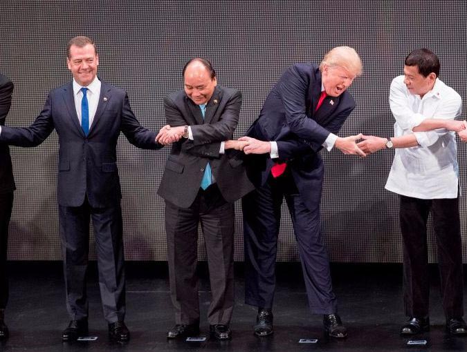 Дональд Трамп только что вывел своё нелепое рукопожатие на новый уровень и всем снова смешно трамп на саммите АСЕАН, рукопожатие трампа, трамп жмёт руку, рукопожатие трампа видео