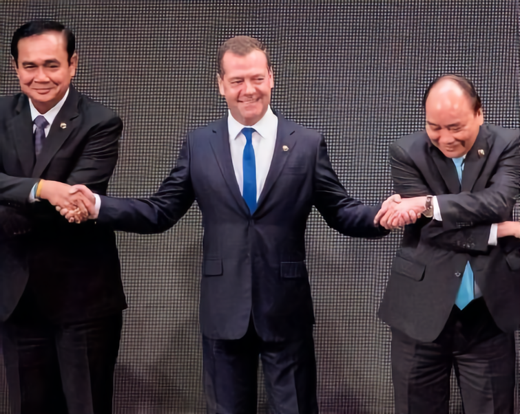 Дональд Трамп только что вывел своё нелепое рукопожатие на новый уровень и всем снова смешно трамп на саммите АСЕАН, рукопожатие трампа, трамп жмёт руку, рукопожатие трампа видео