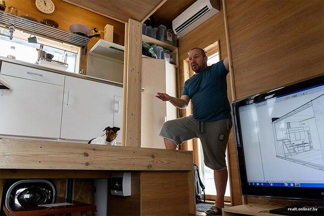 Белорусская семья живет в крошечном удивительном доме общей площадью 16 кв.м Белорусская семья живет в крошечном доме, Семья Белоруссия маленький дом, дом 16 кв.м