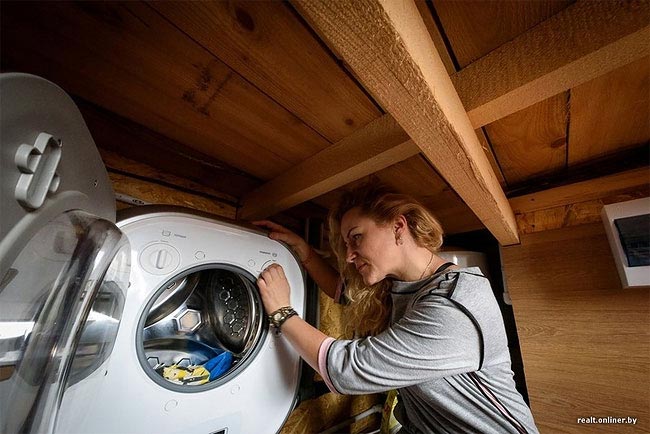 Белорусская семья живет в крошечном удивительном доме общей площадью 16 кв.м Белорусская семья живет в крошечном доме, Семья Белоруссия маленький дом, дом 16 кв.м