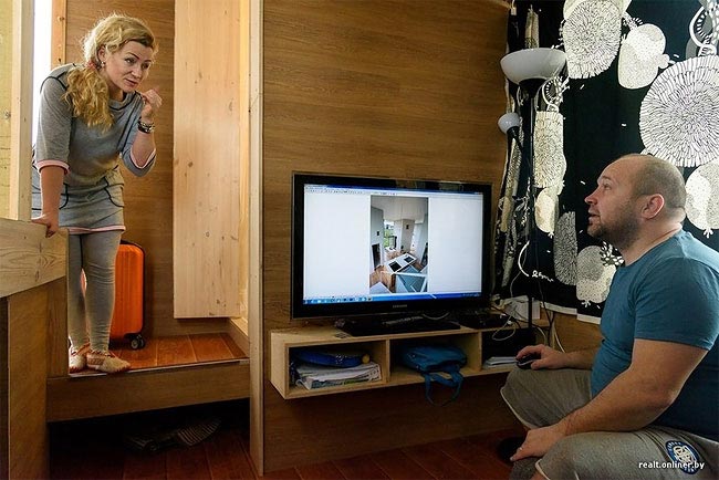 Белорусская семья живет в крошечном удивительном доме общей площадью 16 кв.м Белорусская семья живет в крошечном доме, Семья Белоруссия маленький дом, дом 16 кв.м