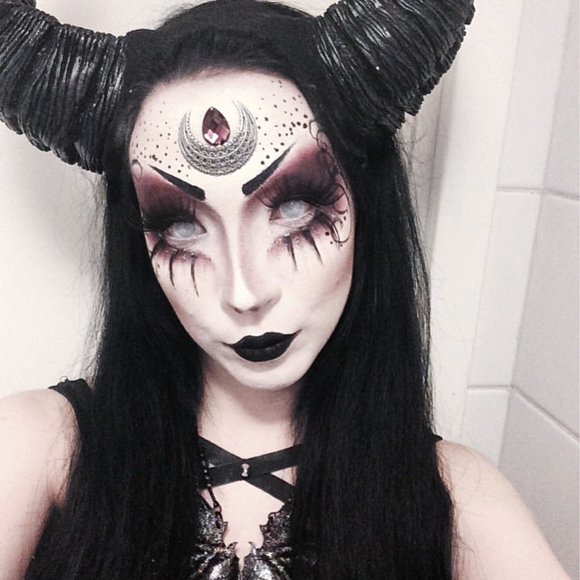 жуткий макияж, страшный макияж, пугающий макияж